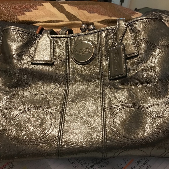 Fall Of 2010 Coach "Gun Metal" Patent Kisslock - Picture 4 of 6