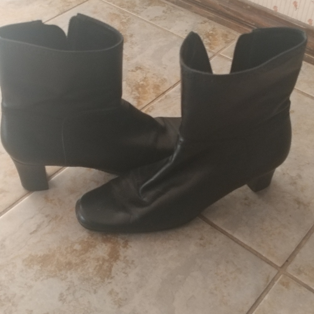 Michelle D size 9 black ankle boots