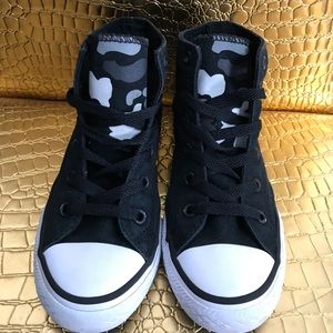 black camo converse