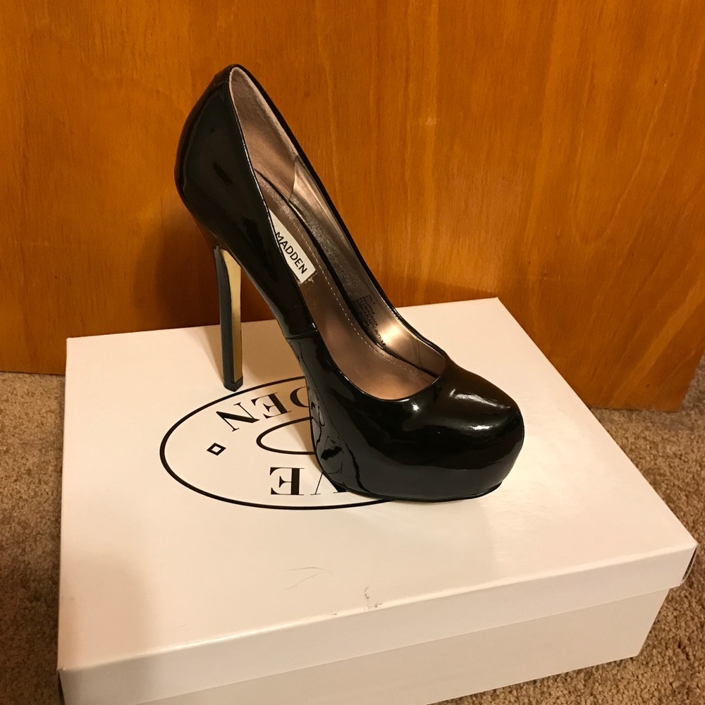 Steve Madden Nala Blk patent Size 6