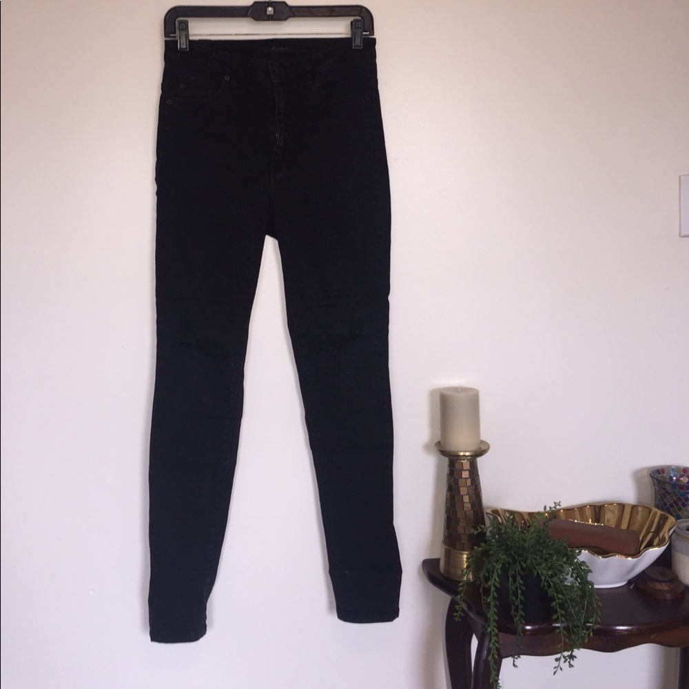 ripped knees black skinny jeans