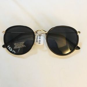 Black Urban Outfitters glasses