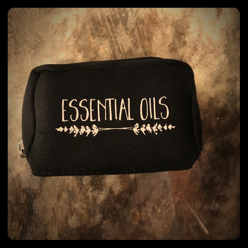 Essential oils carry pouch