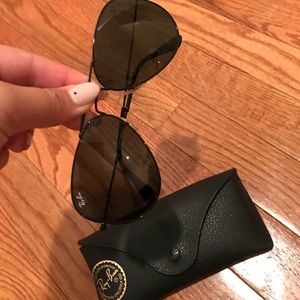 Black ray ban aviators.