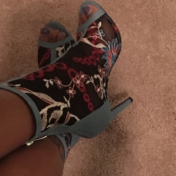 Shoes - Picture 4 of 4