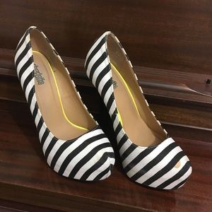 Black and white stripped heel