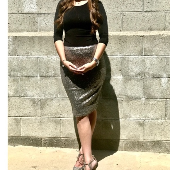 SILVER SEQUIN PENCIL SKIRT - Picture 3 of 6