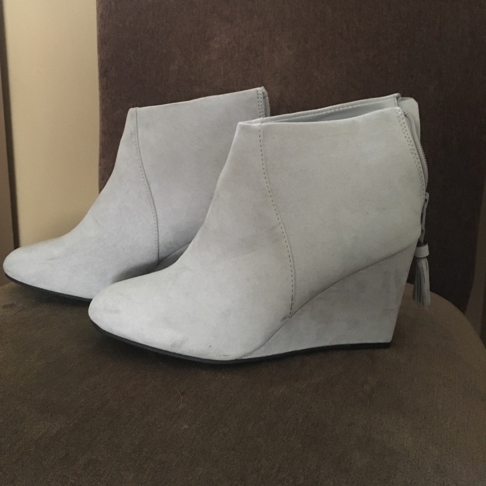 NWOT Women's size 8 grey ankle wedge bootie