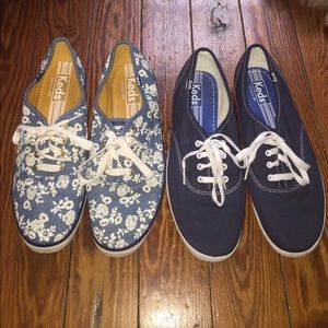 Set of 2 Keds - solid navy - floral blue - size 10