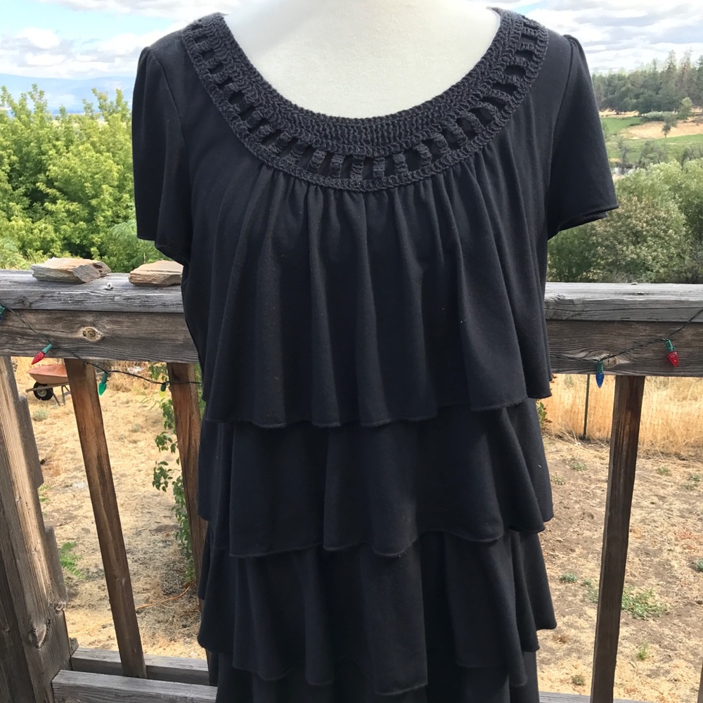 ⭐️CUTE TOP W/CROCHETED NECKLINE & TIERED LAYERS!⭐️