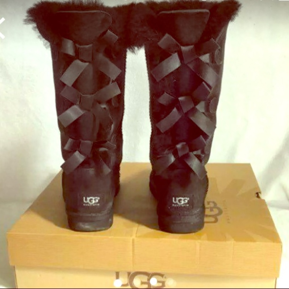 SOLD Triple bow bailey uggs size 6