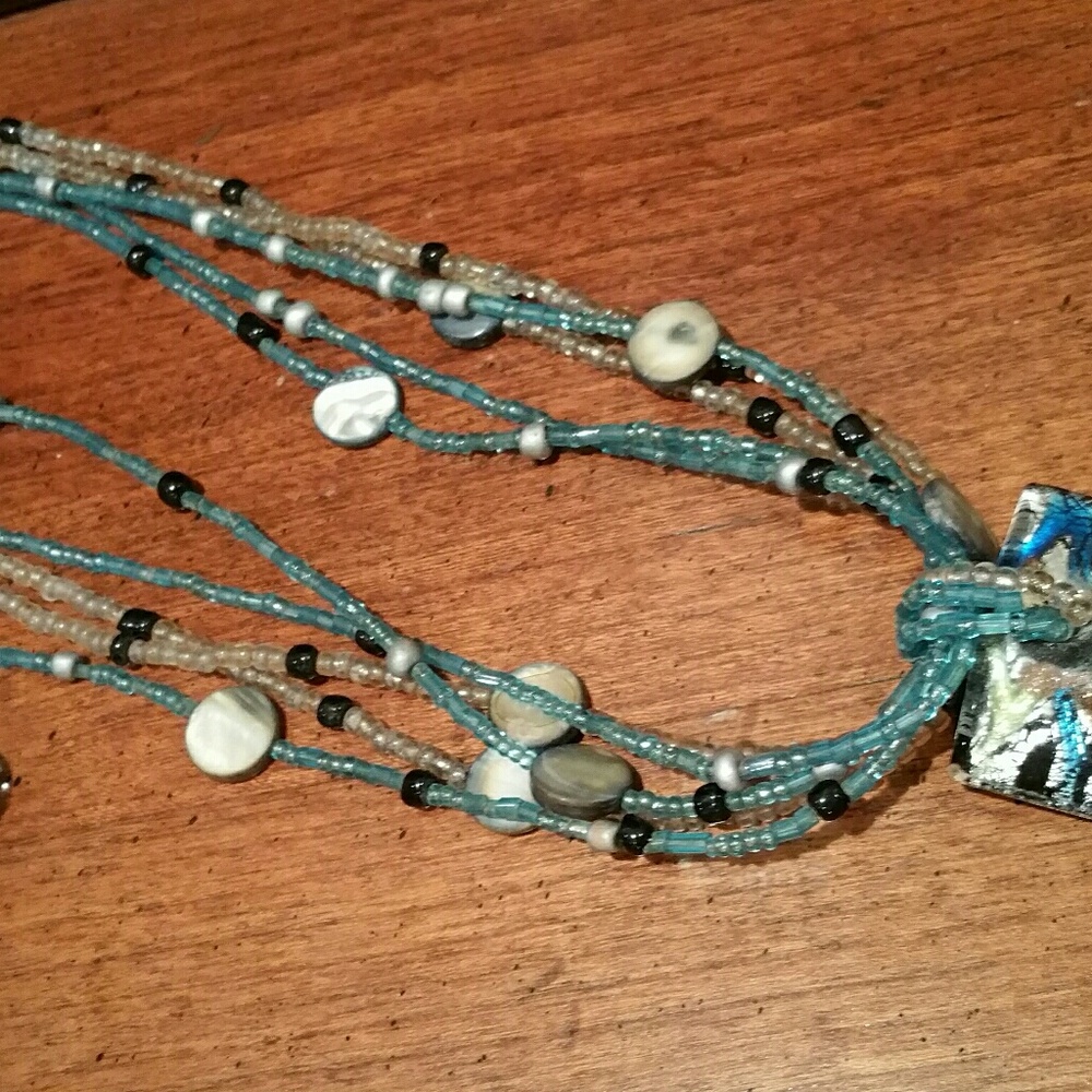 Beautiful Necklace & Matching Earrings - Picture 2 of 6