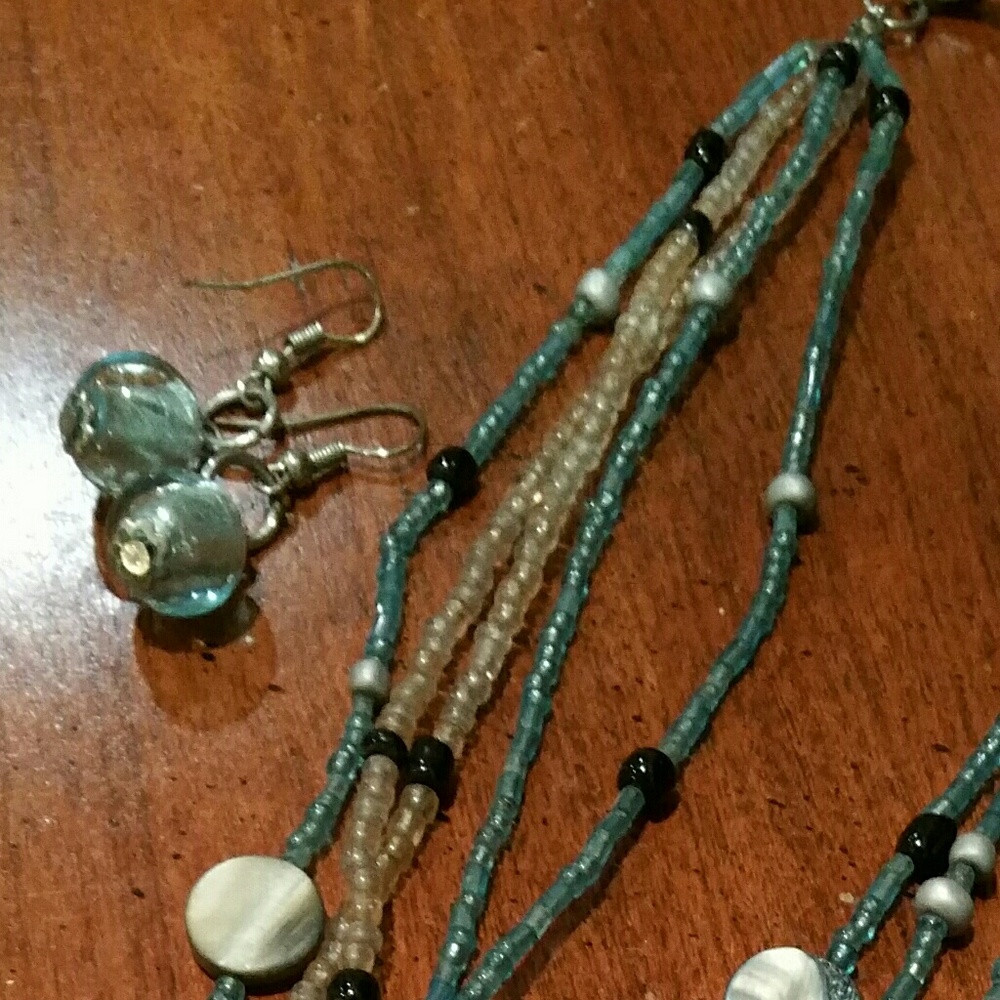Beautiful Necklace & Matching Earrings - Picture 5 of 6