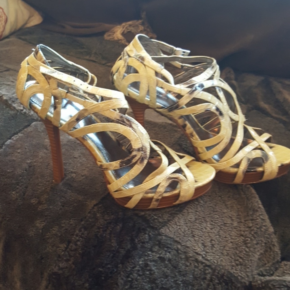 Strappy sandals...perlized beige...snake effect