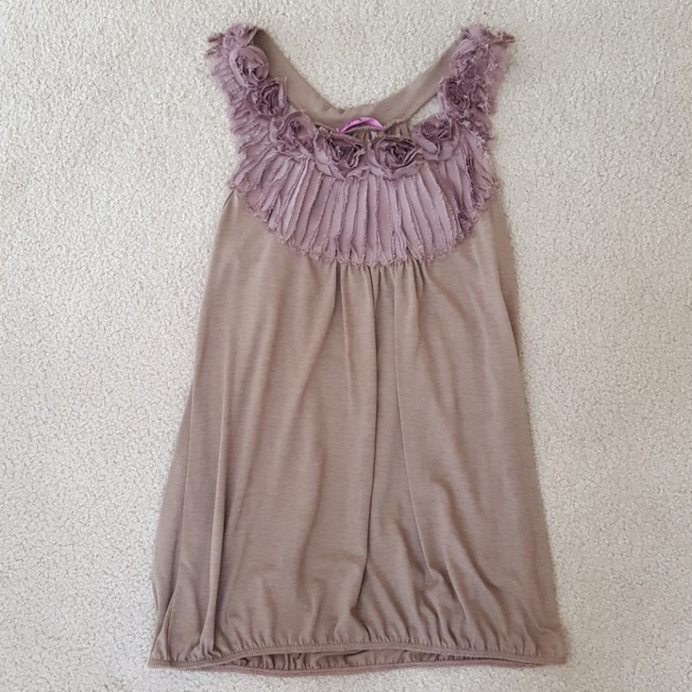 Tank top with decorative rose edges