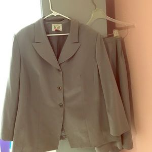 LeSuit- 2 Pc Jacket and Skirt Business Suit - 22w