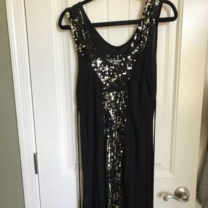 Tank top with sequins.