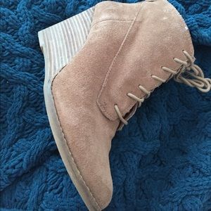 Lucky brand yoanna wedge honey suede