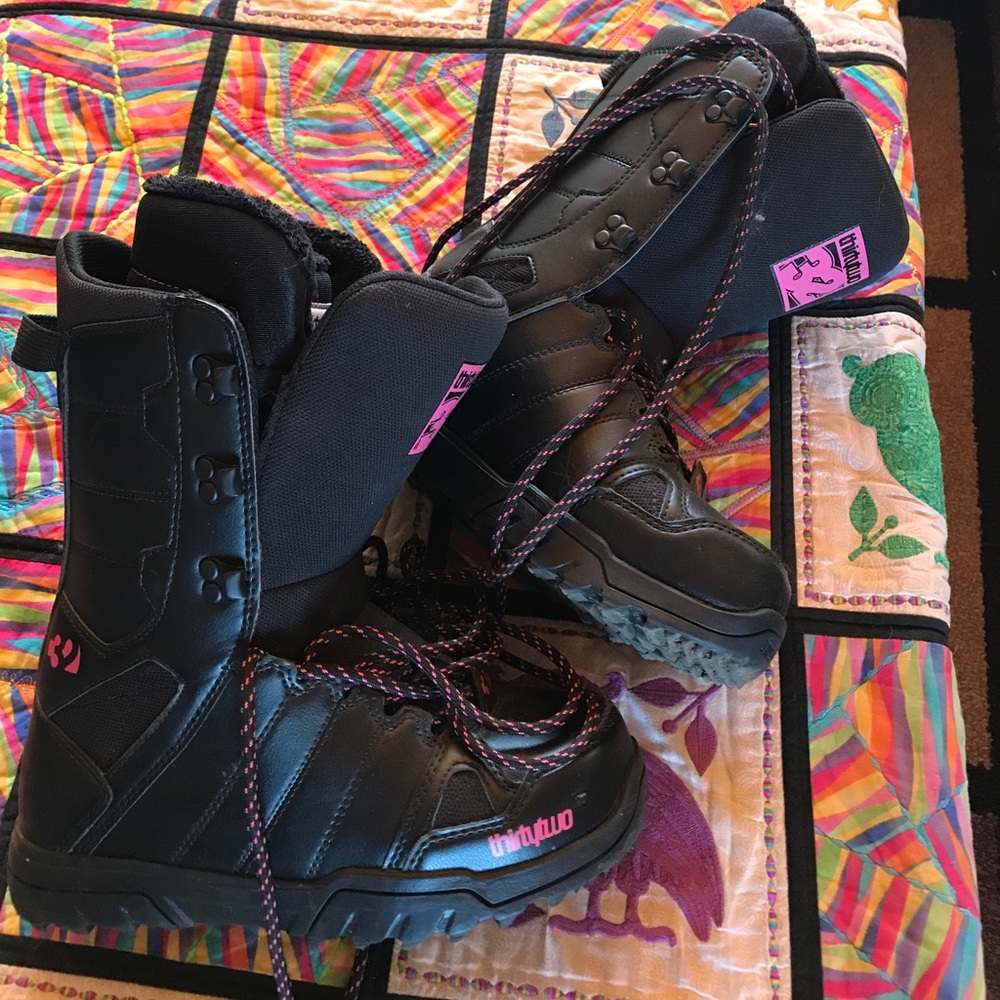 Snowboard boots
