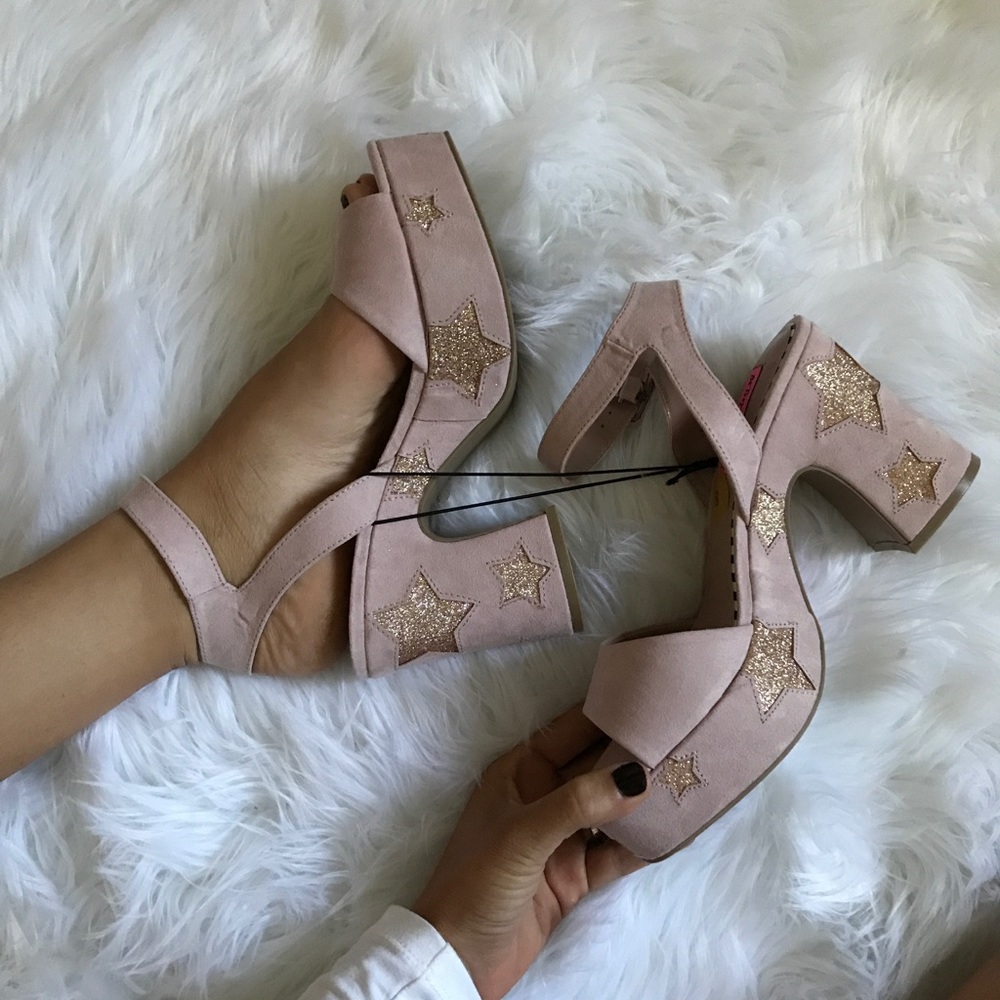 Betsey Johnson Claude pink star heel