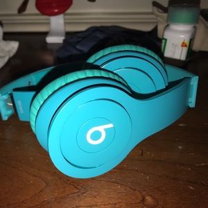 Teal beats headphones with wire.