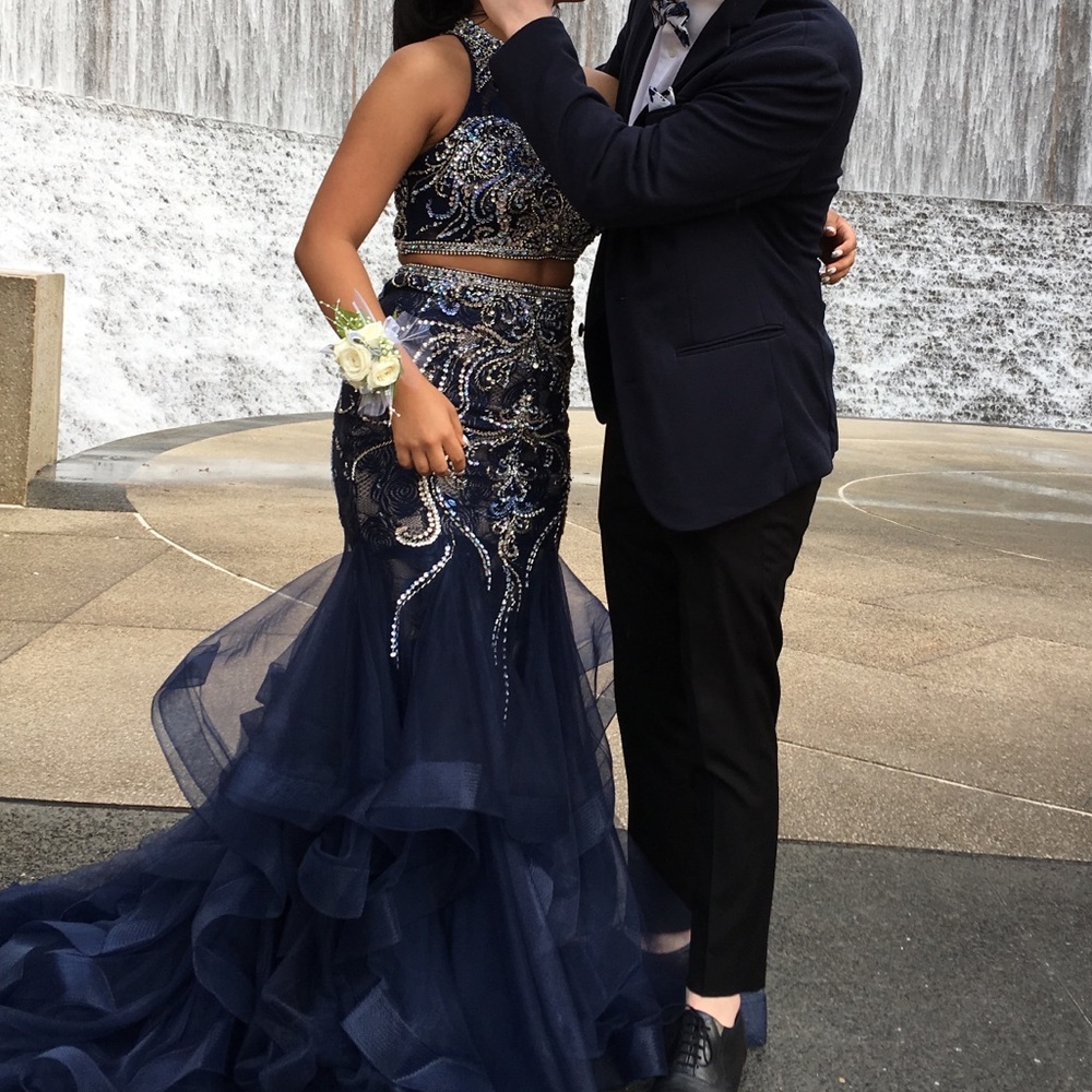 I am selling my beautiful dark blue prom dress