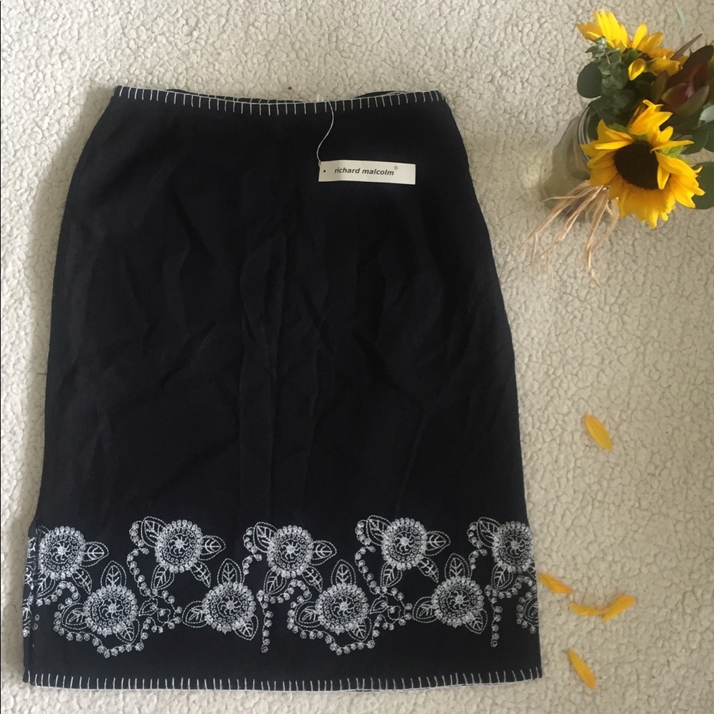 Gorgeous black and white embroidered pencil skirt