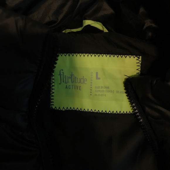 Black and flannel print vests - Picture 2 of 3