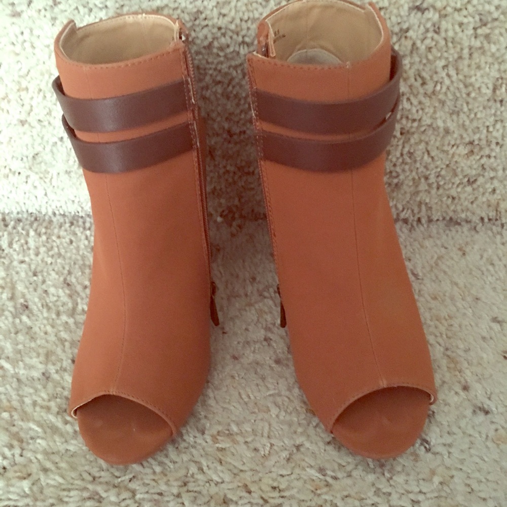 Sold ⛔️ Tan peep toe booties