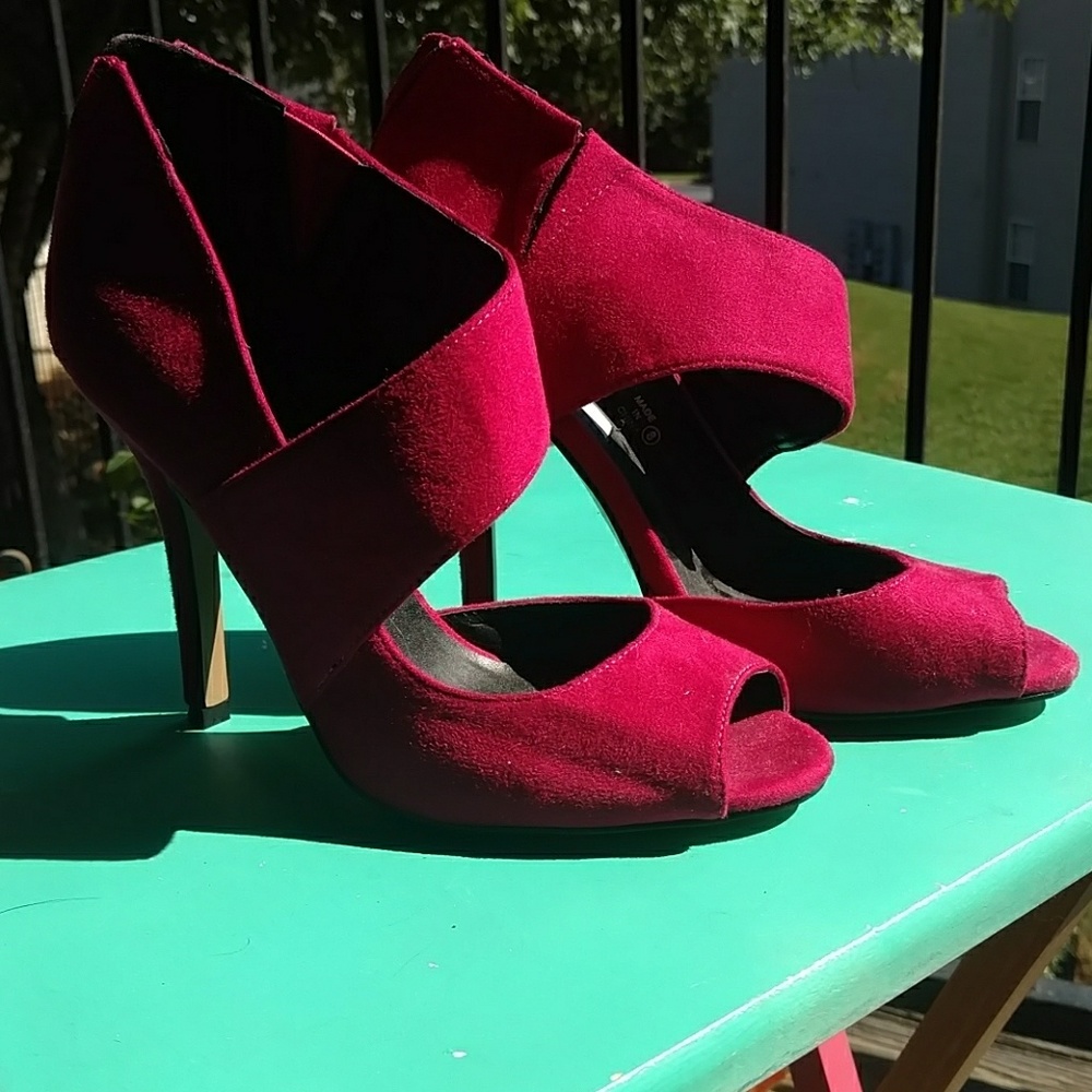 Fuschia heels size 8 really comfortable. Has zipp