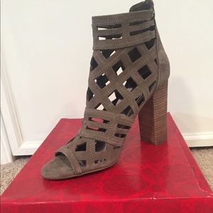 Carlos Santana nude peep toe bootie