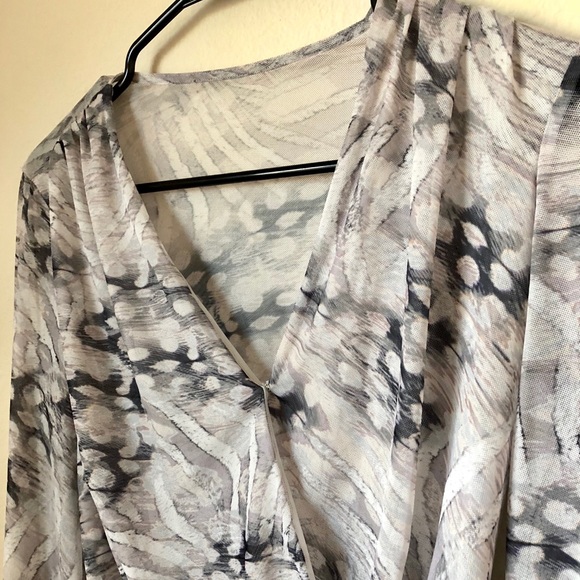 🔥SALE🔥Bebe print top - Picture 3 of 7