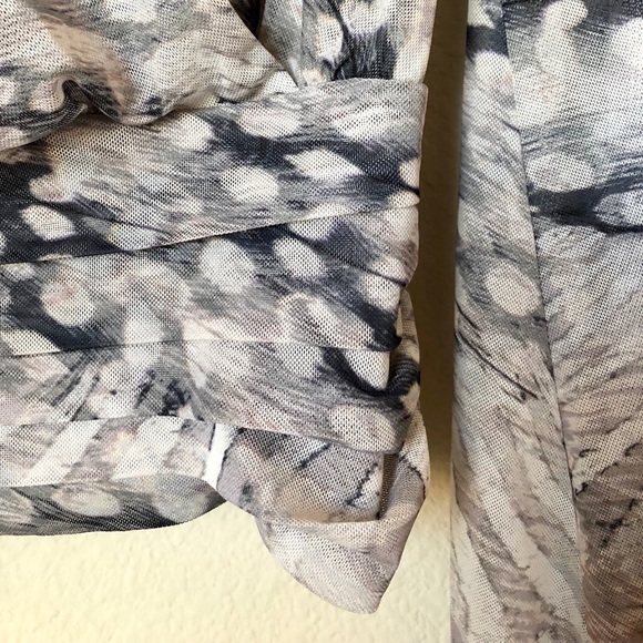 🔥SALE🔥Bebe print top - Picture 6 of 7