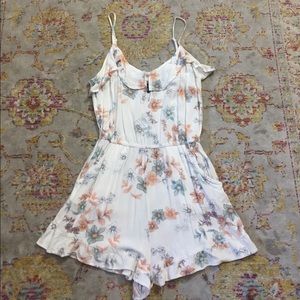 Cute floral Kendall & Kylie romper size small 💕