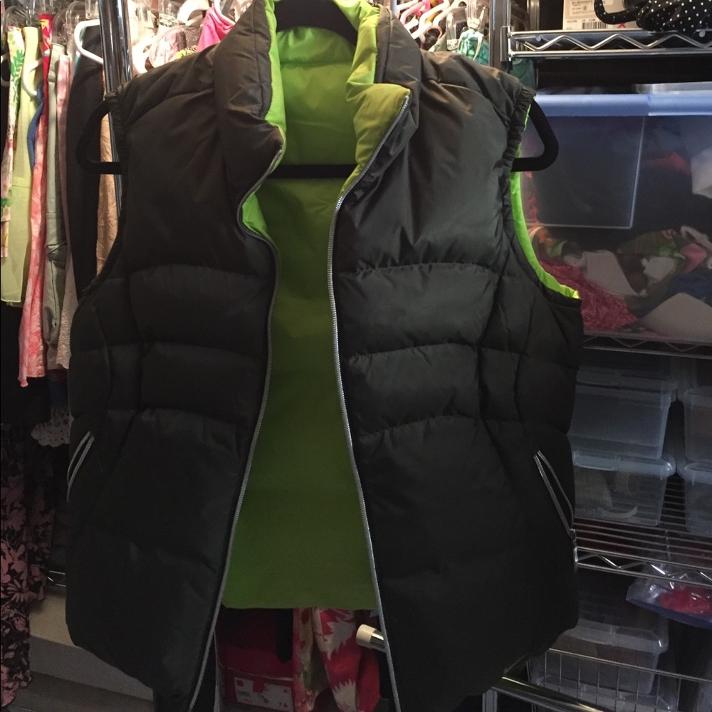 Nike puffer vest neon/army green reversible.