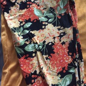 Gorgeous fall OS leggings