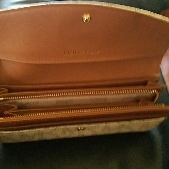 Tote and wallet or best offer - Picture 2 of 4