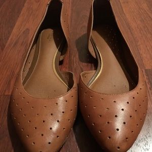 Tan pointed flats