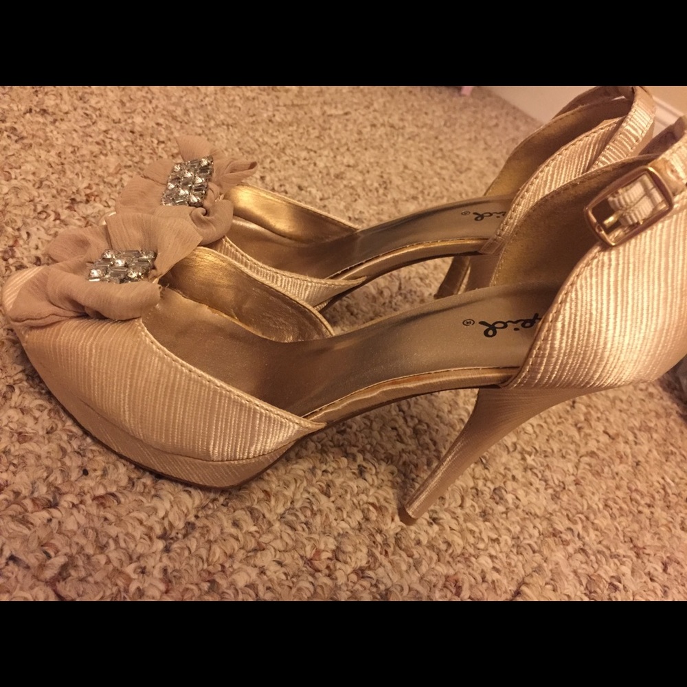 Size 8.5 beautiful tan heels