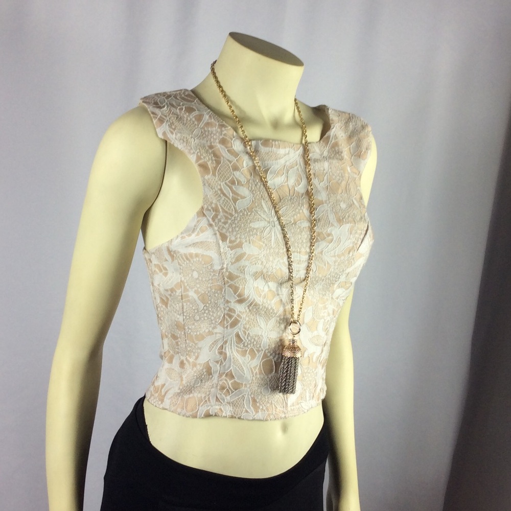 🗣SOLD! NWT!! Super Cute Cropped Top! 🎉💕💕💕