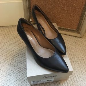 Clarks Crewso Wick Black Leather Pumps (Wide)
