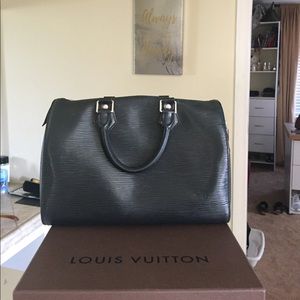 Authentic Louis Vuitton speedy 25 epi noir.