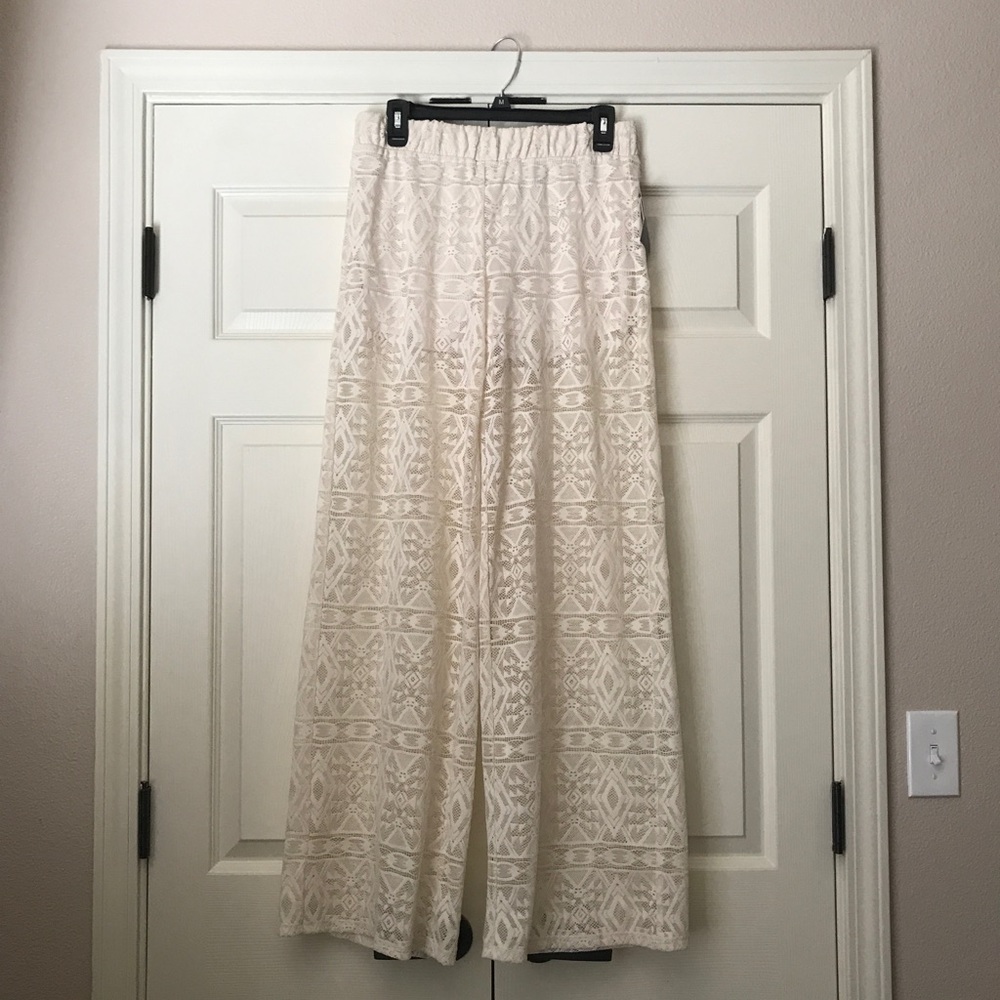 🆕Beautiful lace flowy pants!❤️