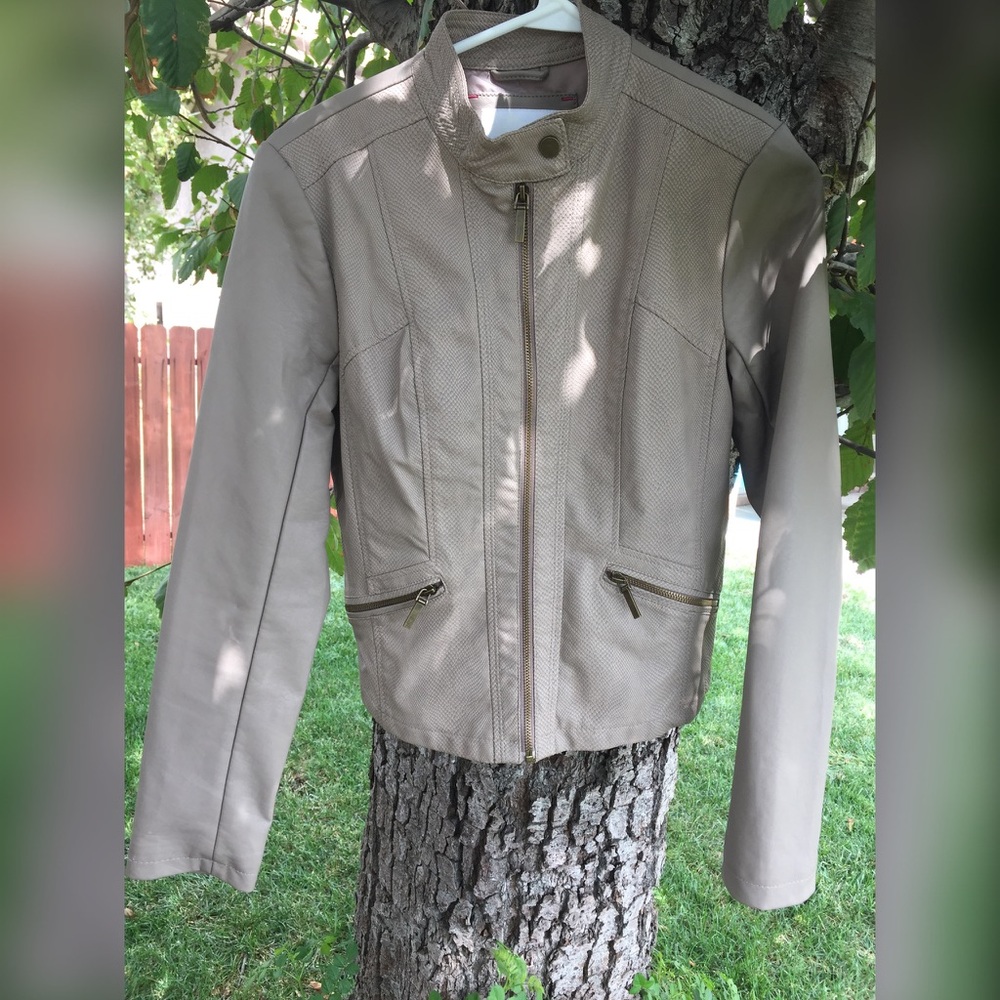 Xhilaration size small cream jacket. EUC.