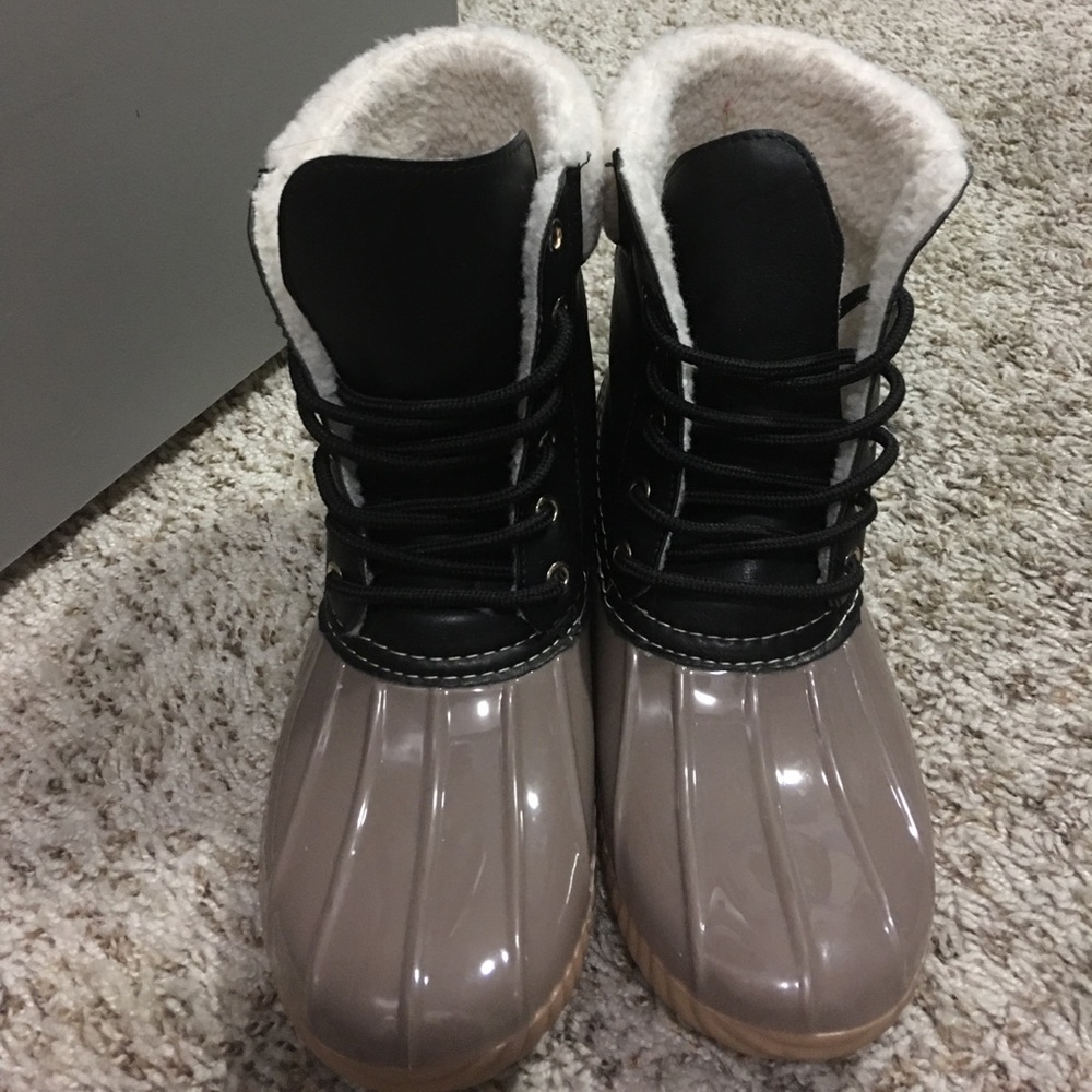 "Duck boot"