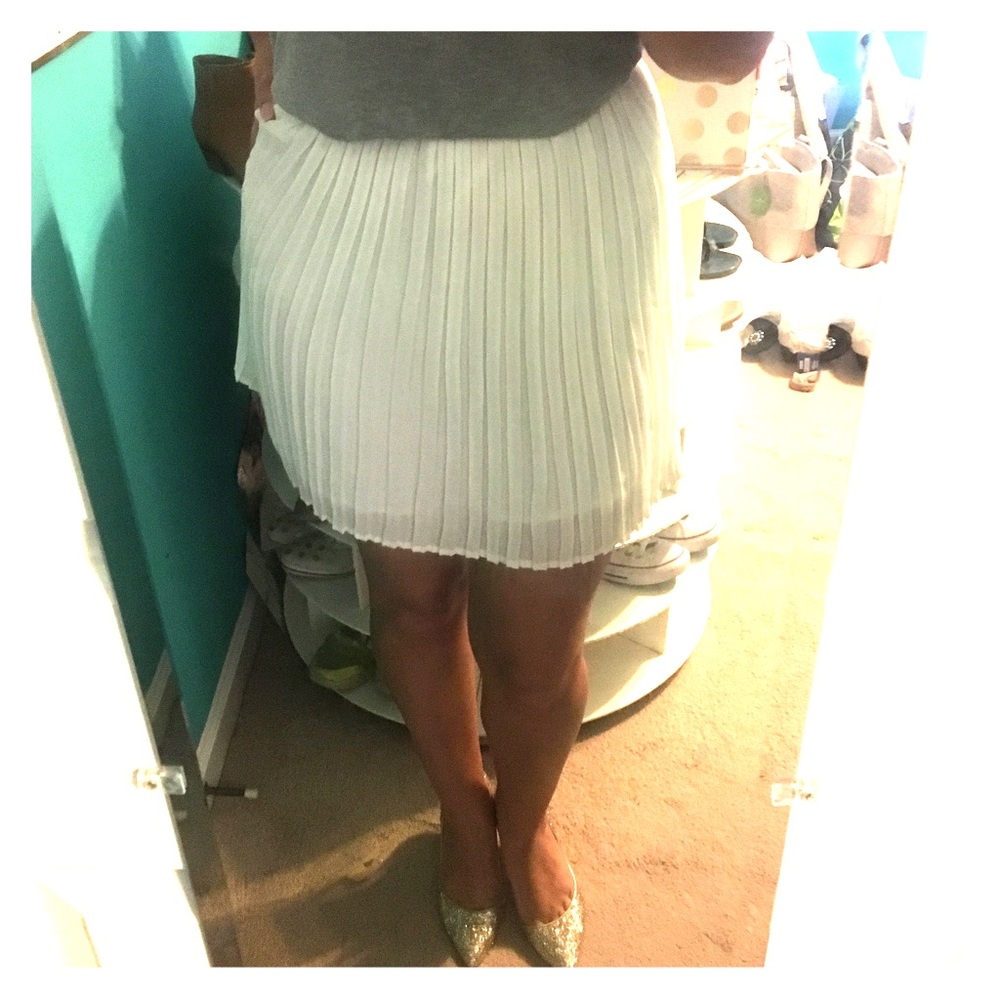 White pleated chiffon skirt