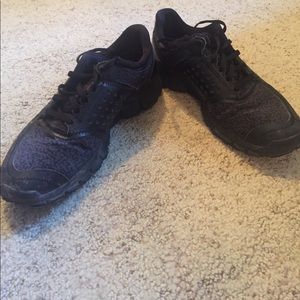 FLASH SALE❗️all black NIKE FREE RUNS