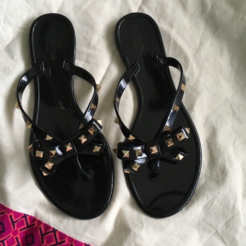 New black rockstud flip flop