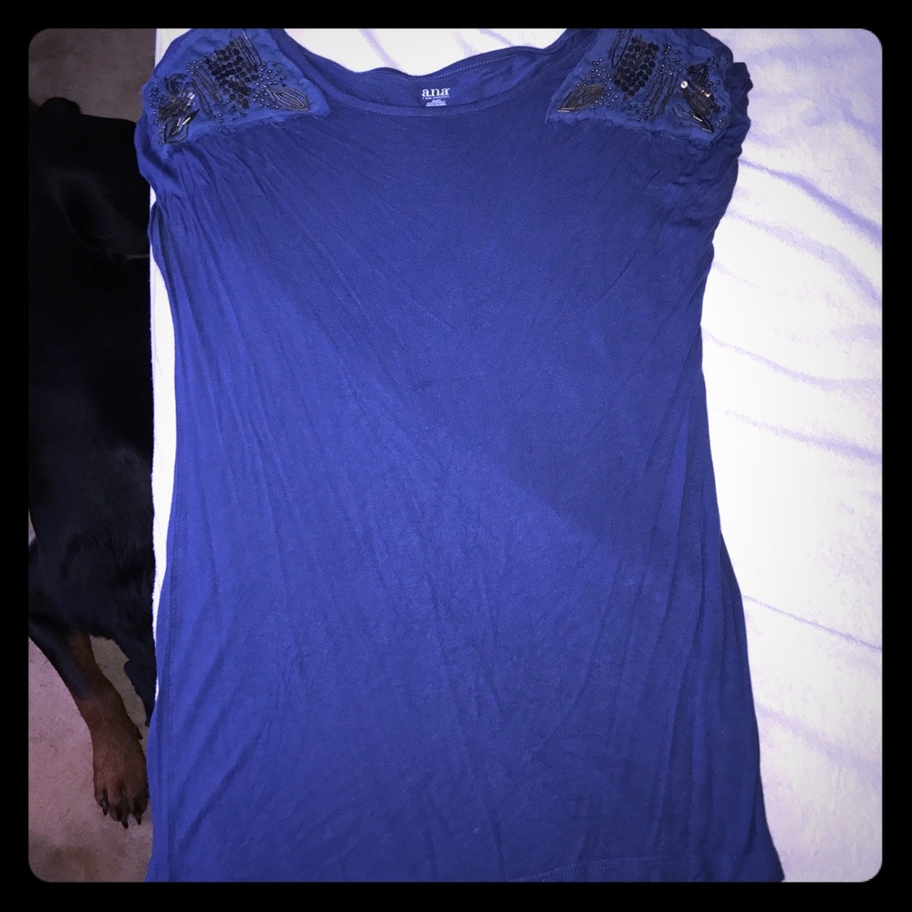 Super cute navy t-shirt with embellished sleeves❤️
