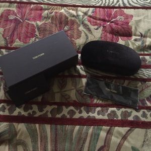 Tom Ford 💯authentic velvet sunglasses case/cloth Tom Ford 💯authentic velvet sunglasses case/cloth